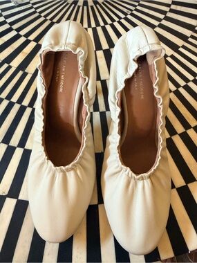 Scanlan Theodore Ivory Leather Ruched Pumps